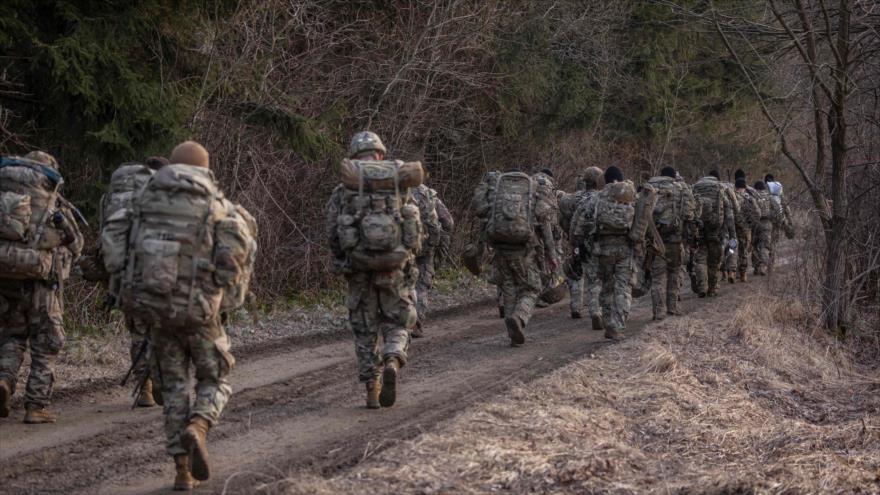 Soldados estadounidenses cerca de un campamento militar en Arlamow, sureste de Polonia, cerca de la frontera con Ucrania, 3 de marzo de 2022. (Foto: AFP)