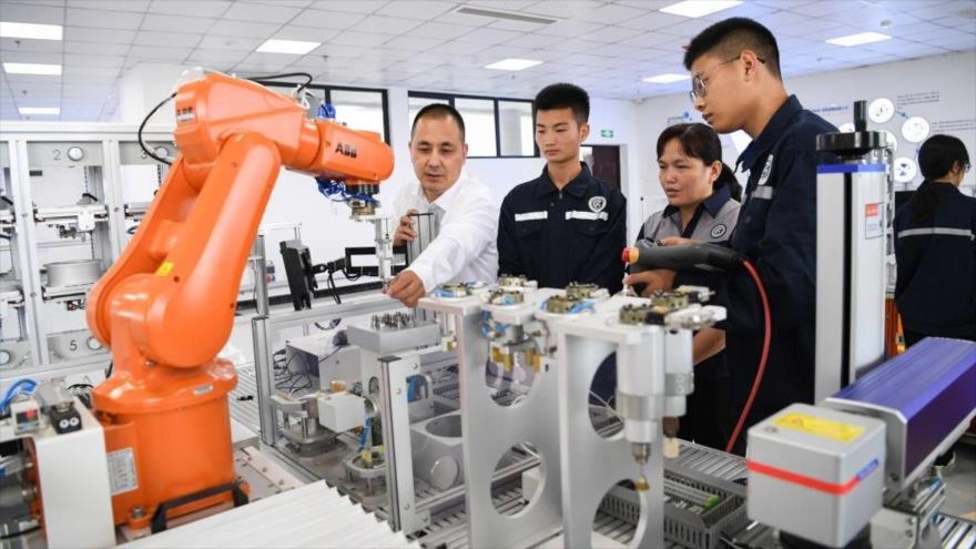 Profesores guían al equipo de la Escuela Técnica y Vocacional de Luzhou (China) para desarrollar un dispositivo electrónico, 3 de junio de 2022.