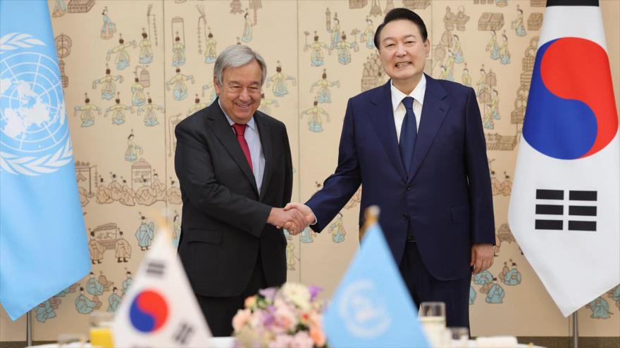El secretario general de la ONU, Antonio Guterres (izda.), junto al presidente de Corea del Sur, Yoon Suk-yeol, Seúl, capital surcoreana, 12 de agosto de 2022.
