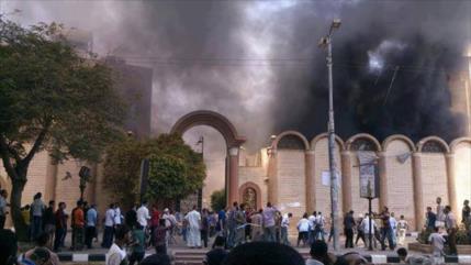 Impactante: Fuego arrasa iglesia en Egipto, hay más de 40 muertos
