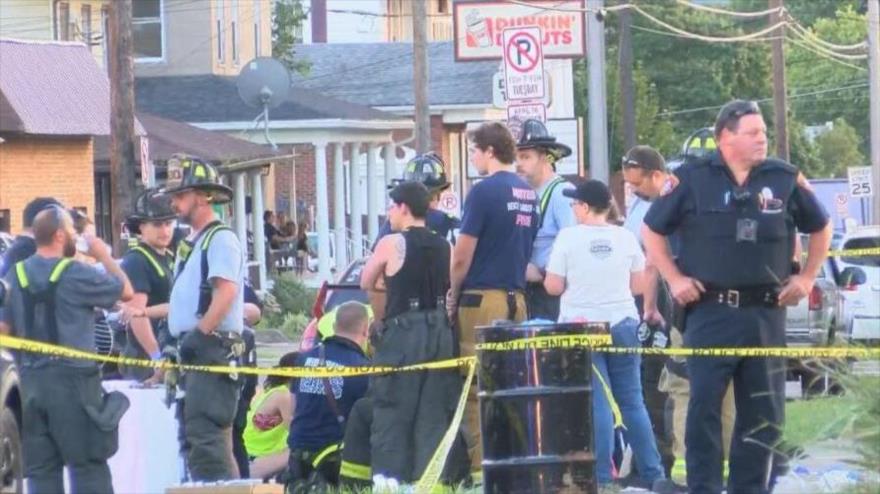 Los agentes y lugareños atienden a la escena del atropello múltiple frente a un bar en Pensilvania, 13 de agosto de 2022.