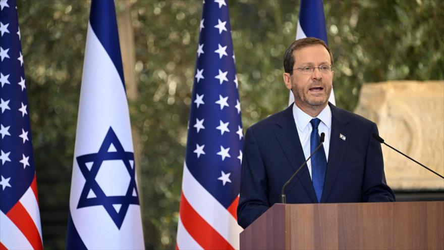 El presidente del régimen israelí, Isaac Herzog, habla en Al-Quds (Jerusalén), 14 de julio de 2022. (Foto: AFP)