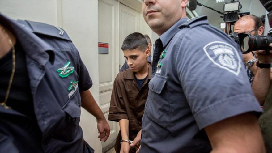El preso palestino Ahmad Manasra, cuando era de 13 años, visto en el tribunal de primera instancia de Al-Quds (Jerusalén), 25 de octubre de 2015. 