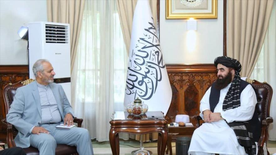El vicecanciller iraní, Alireza Bigdeli (izda.), reunido con Amir Jan Muttaqi, ministro interino de Exteriores de Afganistán en Kabul, capital afgana, 14 de agosto de 2022. (Foto: Twitter)