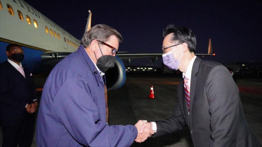 Funcionarios de EE.UU. y Taiwán se dan la mano, a la llegada de una delegación estadounidense a Taipéi, 14 de agosto de 2022.
