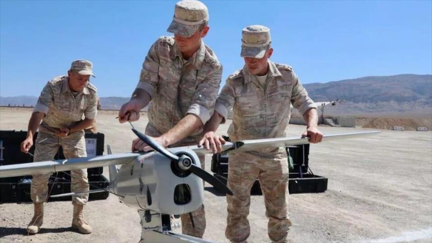 Soldados rusos preparan un dron durante las competiciones de Army Games 2022 en Irán, 14 de agosto de 2022. (Foto: Ministerio de Defensa de Rusia)