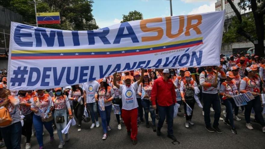 Venezolanos exigen la devolución del avión retenido en el aeropuerto de Ezeiza en Buenos Aires, Caracas (capital), 9 de agosto de 2022. (Foto: AFP)