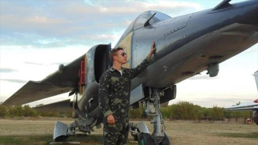 El piloto de caza ucraniano, Anton Lystopad, posa junto a su avión de combate