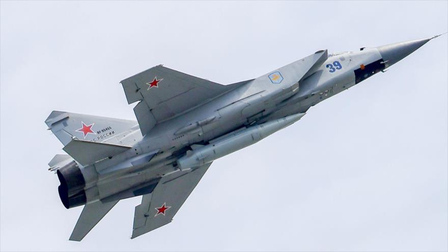 Un caza MiG-31 ruso en pleno vuelo en Moscú durante un desfile, 7 de mayo de 2022. (Foto: Anadolu)	