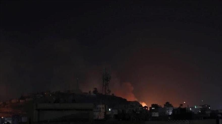 Llamas de fuego se ven en la base militar estadounidense “Victoria”, cerca del Bagdad, capital de Irak, 15 de agosto de 2022.