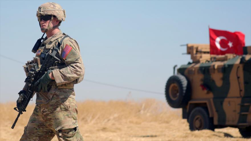 Un soldado de EE.UU. camina junto a un vehículo militar turco durante una patrulla cerca de Tel Abiad, Siria, 8 de septiembre de 2019. (Foto: Reuters)