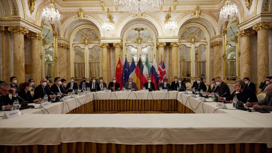 Representantes de Irán y el G4+1 asisten a conversaciones destinadas a revivir el acuerdo nuclear en Viena, diciembre de 2021.