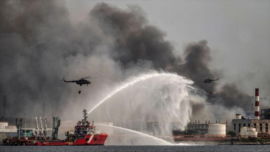 Un buque y dos helicópteros luchan para extinguir el incendio industrial en Matanzas (Cuba), 10 de agosto de 2022.
