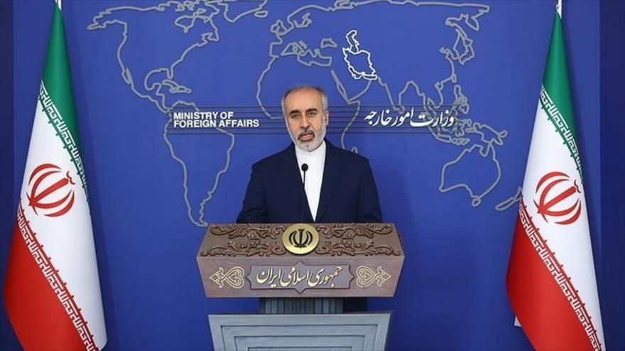 El portavoz de la Cancillería de Irán, Naser Kanani, habla en una rueda de prensa en Teherán, capital persa.