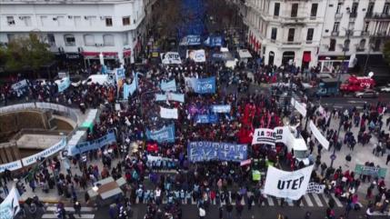 Argentinos marchan en reclamo de más ayudas económicas