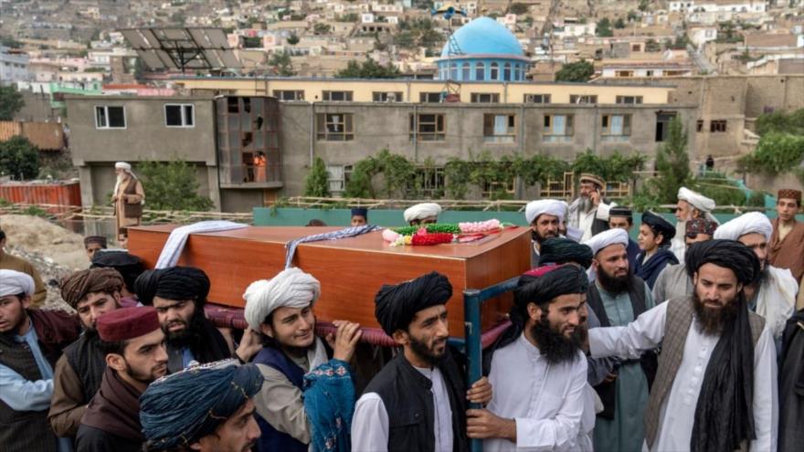 Funeral de una de las víctimas del ataque suicida en Kabul, capital de Afganistán, 18 de agosto de 2022. (Foto: AP)