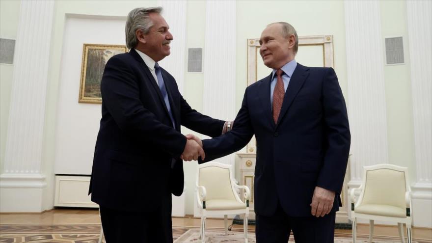 El presidente de Argentina, Alberto Fernández (izda.), saluda a su homólogo ruso, Vladimir Putin, en una visita a Moscú, 3 de febrero de 2022. (Foto: AFP)