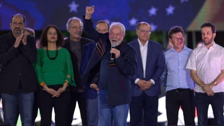 El líder brasileño Luiz Inácio Lula da Silva (centro) habla durante una reunión política en Belo Horizonte en el estado de Minas Gerais, 18 de agosto de 2022. (Foto: AFP)
