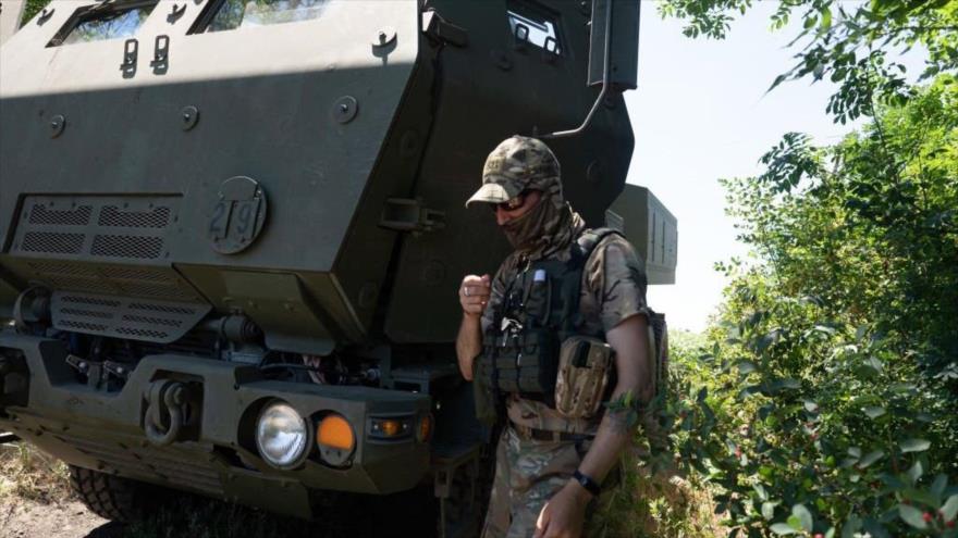 Un militar ucraniano junto a un sistema lanzamisiles múltiple ligero HIMARS en el este de Ucrania, 1 de julio de 2022.