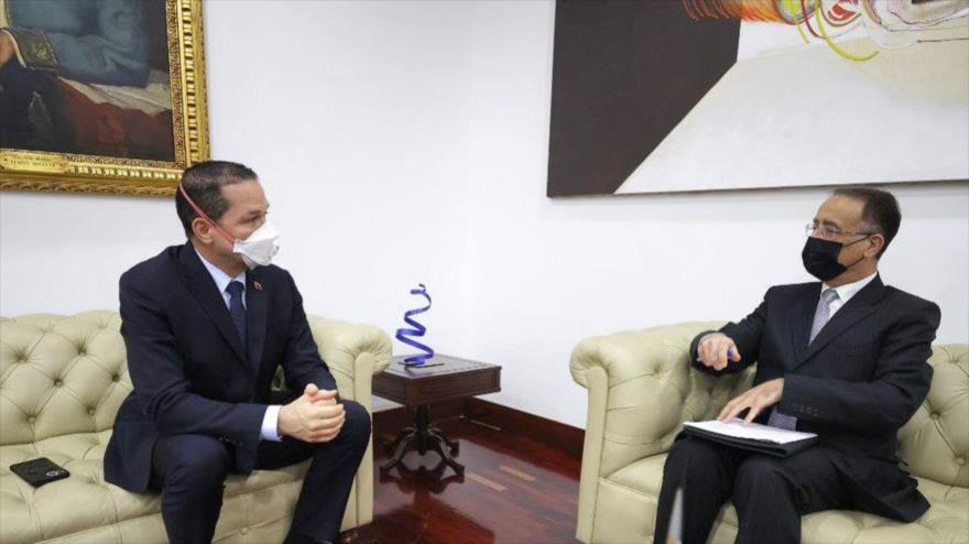 El canciller de Venezuela, Carlos Faría, junto al jefe de la misión diplomática de Siria en Caracas, Wael Deirki. 19 de agosto de 2022