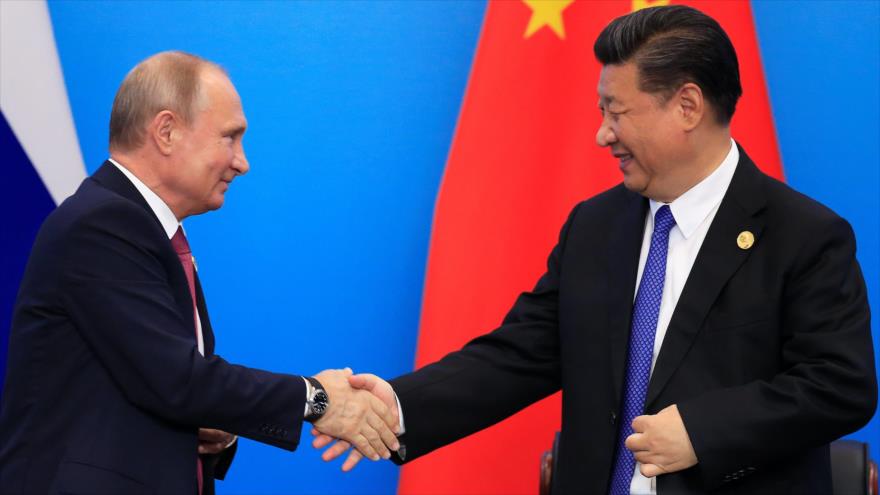Presidente chino, Xi Jinping (dcha.), y su par ruso, Vladimir Putin, en una reunión en la ciudad china de Qingdao, 10 de junio de 2018. (Foto: Reuters)