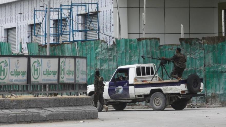 Fuerzas de seguridad somalíes intercambian fuego con los terroristas frente al hotel Hayat en Mogadiscio (la capital), 19 de agosto de 2022. (Foto: Reuters)