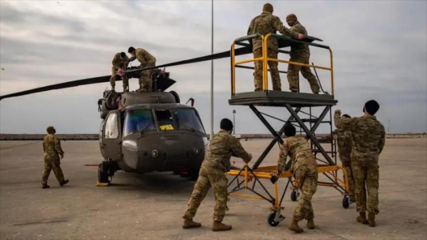 Soldados estadounidenses doblan las aspas de un helicóptero UH-60 Black Hawk en el puerto de Alejandrópolis, Grecia, 18 de noviembre de 2021. (Foto: US Army)