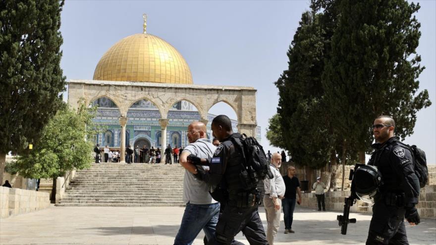 Fuerzas isrelíes detienen a un palestino en el recinto de la Mezquita Al-Aqsa, Al-Quds (Jerusalén), 29 de mayo de 2022. (Foto: Getty Images)