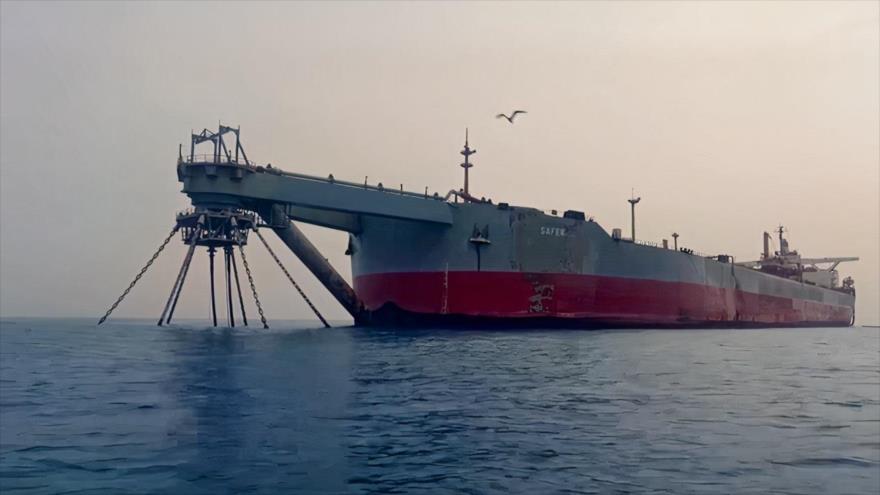 El petrolero FSO Safer atraca frente a la costa del mar Rojo en Yemen, 2021.
