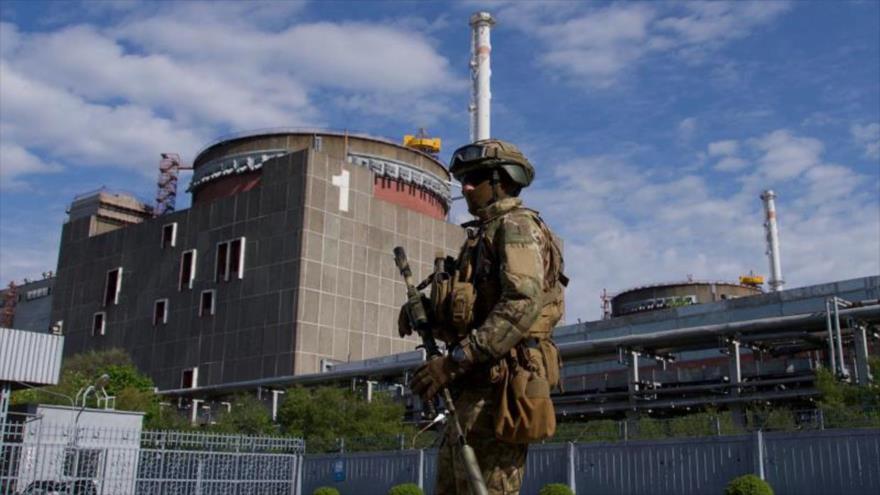 Soldado patrulla los exteriores de la central nuclear Zaporiyia.