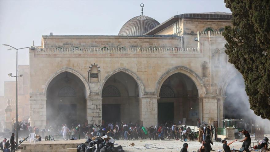 Fuerzas israelíes irrumpen en el recinto de la Mezquita Al-Aqsa, 10 de mayo de 2021. (Foto: AP)	