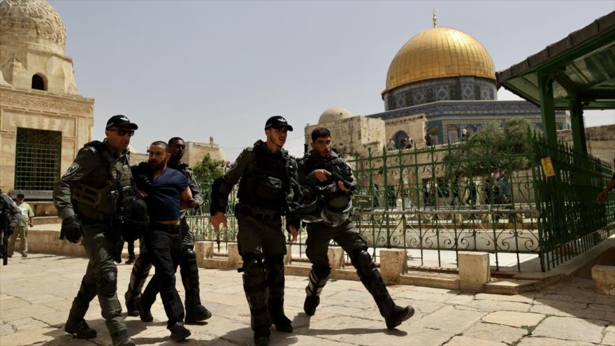 Fuerzas isrelíes detienen a un palestino en el recinto de la Mezquita Al-Aqsa, Al-Quds (Jerusalén), 29 de mayo de 2022. (Foto: Getty Images)