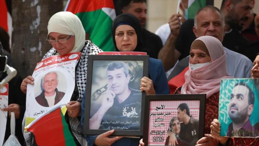 Familias de presos palestinos organizan una protesta en apoyo a sus seres queridos encarcelados por Israel en Ramalá (Cisjordania), 18 de abril de 2021.