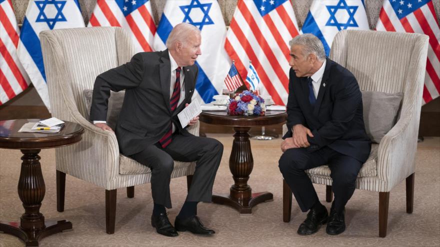 El presidente estadounidense, Joe Biden (izda.), reunido con el primer ministro israelí, Yair Lapid, en Al-Quds (Jerusalén), 14 de julio de 2022. (Foto: AP)