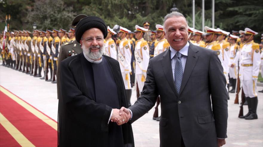 El presidente iraní, Seyed Ebrahim Raisi (izda.), y el primer ministro iraquí, Mustafa al-Kazemi, en Teherán, Irán, 25 de junio de 2022. (Foto: Getty Images)