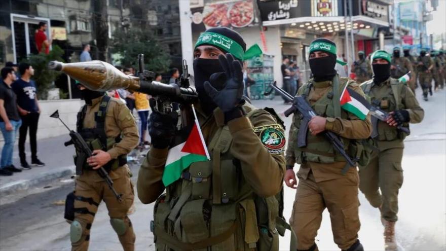 Combatientes de las Brigadas Ezzedin Al-Qassam, brazo militar de HAMAS, en un desfile en el centro de la Franja de Gaza, 28 de mayo de 2021. (Foto: AP)