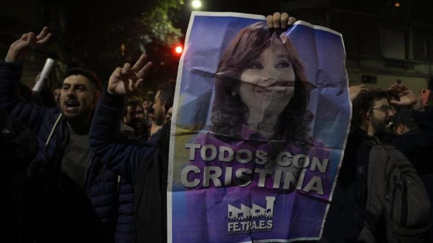 Partidarios de la vicepresidenta argentina Cristina Fernández de Kirchner se manifiestan frente a su apartamento en Buenos Aires, 22 de agosto de 2022.