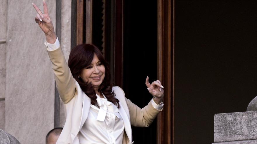 La vicepresidenta de Argentina, Cristina Fernández de Kirchner, saluda desde un balcón del Congreso, Buenos Aires, 23 de agosto de 2022. (Foto: AFP)