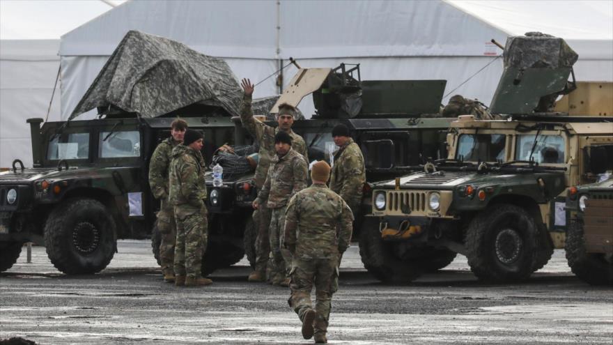 Soldados y vehículos militares de EE.UU. en el aeropuerto de Arlamow, Polonia, 23 de febrero de 2022.