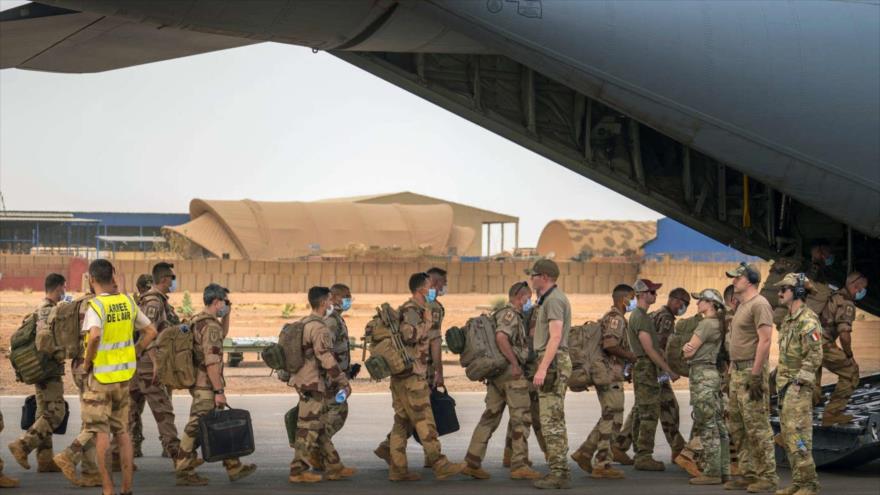 Un grupo de soldados abandona la base militar de Gao en Malí, junio de 2021.