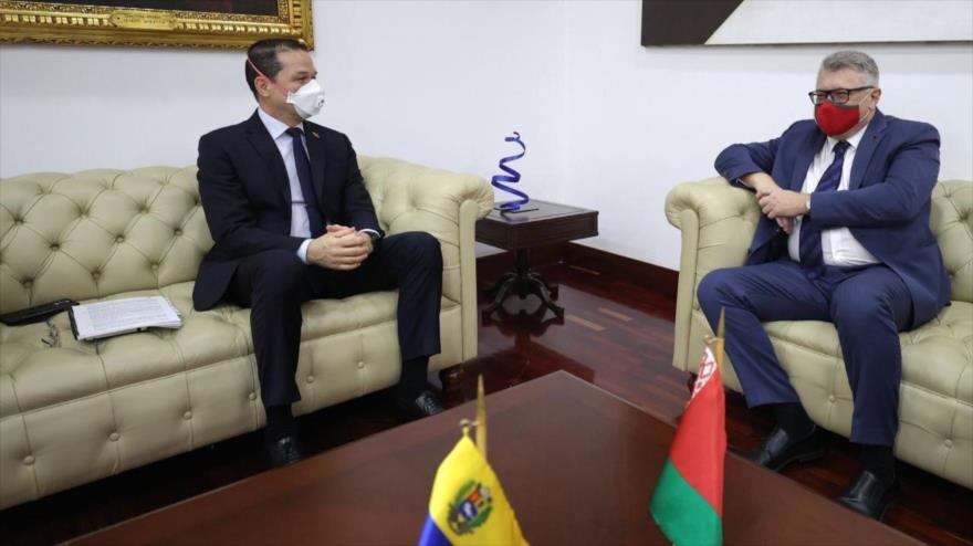 El canciller venezolano, Carlos Faría (izda.), y el embajador de Bielorrusia en Caracas, Andrei Molchan, reunidos en la capital venezolana, 24 de agosto de 2022.