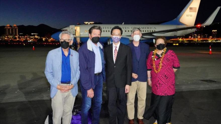 Un grupo de senadores estadounidenses tras llegar al aeropuerto de Taipéi Songshan en Taiwán, 14 de agosto de 2022. (Foto: Reuters)