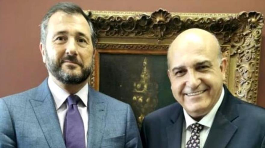 Embajador sirio en Argentina, Sami Salameh (dcha.), y el diplomático argentino, Mateo Yestremi.