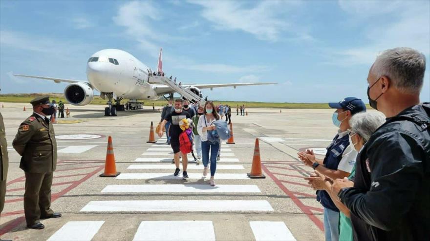 Turistas rusos, recibidos en el aeropuerto Internacional Santiago Mariño, en la isla de Margarita, Venezuela, noviembre de 2021.