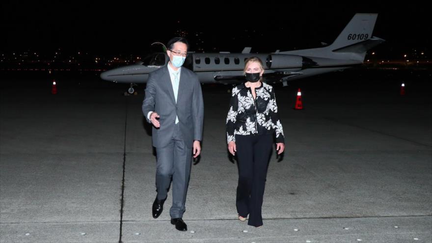 La senadora estadounidense Marsha Blackburn recibida en el aeropuerto de Taipéi por funcionario taiwanés, Douglas Hsu, 25 de agosto de 2022.