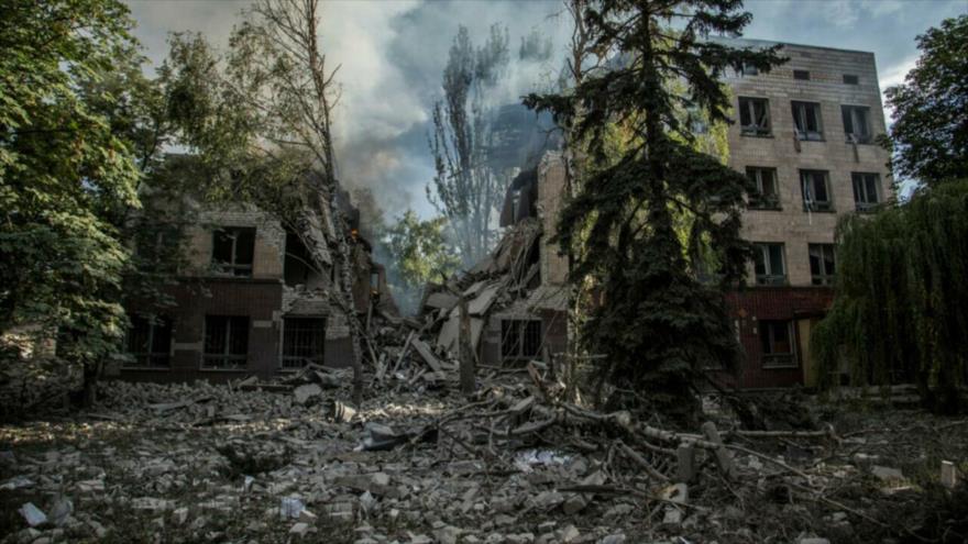 Humo negro sale de un barrio atacado en la ciudad de Lisichansk, en la república Ppopular de Lugansk (este de Ucrania), 17 de junio de 2022. (Foto: Reuters)