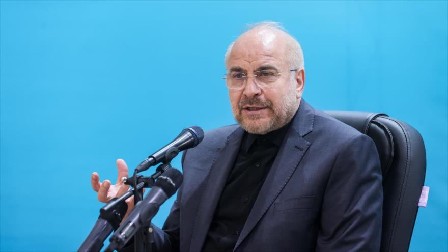 El jefe del Parlamento iraní, Mohamad Baqer Qalibaf, habla tras visita de una exposición de la industria de defensa en Teherán, 27 de agosto de 2022. (Foto: ICANA)