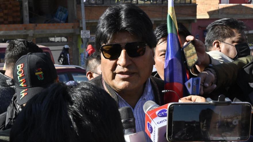 El expresidente boliviano Evo Morales habla con los periodistas en La Paz, Bolivia, 25 de agosto de 2022. (Foto: AFP)