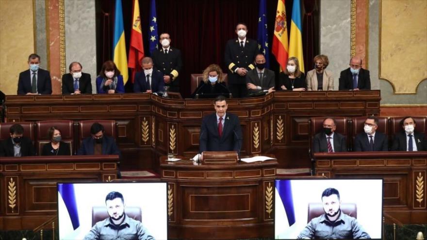 Presidente ucraniano, Volodímir Zelenski, participa a través de videoconferencia, en una sesión del Congreso español, Madrid, 5 de abril de 2022.