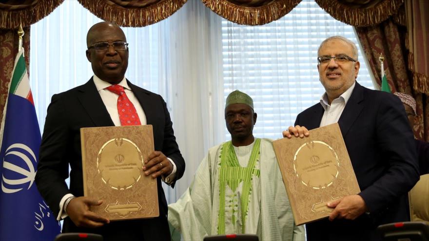 El ministro del Petróleo iraní, Yavad Oyi (dcha.), y el ministro de Estado de Recursos Petroleros de Nigeria, Timipre Sylva, firman un memorando de cooperación.